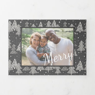 Cartão De Festividades Com Dobra Tripla Foto de Pinheiros desenhados à mão no quadro de Na