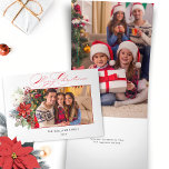 Cartão De Festividades Com Dobra Tripla Foto Floral do Feliz Natal da Caligrafia<br><div class="desc">Escrito elegante para caligrafia Feliz Saudação de Natal (a cor é personalizável),  modelo fotográfico com spray colorido de poinsetos de Natal,  Holly e Pine.</div>