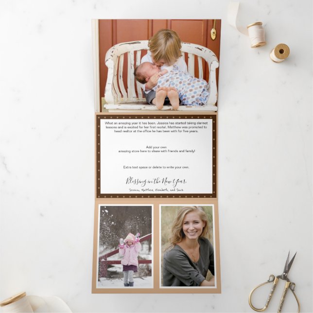 Cartão De Festividades Com Dobra Tripla Natalino Rústico Madeira e Vinhas Multi Foto (Dentro)