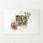 Cartão De Festividades Com Dobra Tripla Poinsettias de Aquarela Elegante com Foto de Quadr<br><div class="desc">Esta design única e encantadora apresenta uma estrutura em forma de diamante dourado esfarrapada e gradiente,  pulverizações de elegante poinsettia estilo aquarela e holly,  um modelo de foto quadrada e campos de texto editáveis. Os painéis apresentam modelos de fotos adicionais,  gráficos florais complementares e campos de texto.</div>