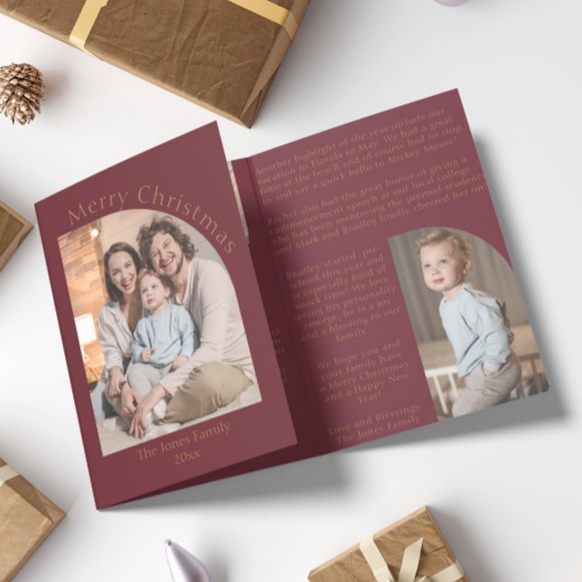 Cartão De Festividades Com Dobra Tripla Red Modern Arch Year em Review Family Update (maroon and gold yearly update christmas card modern boho arch photo )