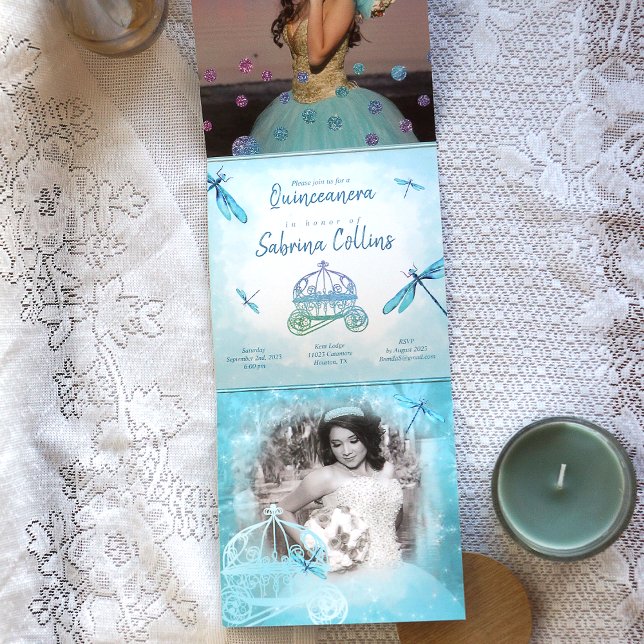 Cartão De Festividades Com Dobra Tripla Suspiros Quimsos Turquesa Dragonfly Quinceañera (aquamarine, turquoise quinceanera, whimsical dragonflies horse carriage invitations, trifold)