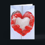 Cartão De Festividades Coração de gelo de Natal em luvas vermelhas<br><div class="desc">Coração de gelo em luvas vermelhas na época de Natal</div>