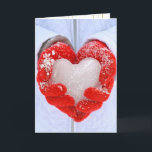 Cartão De Festividades coração de gelo em luvas vermelhas feriados<br><div class="desc">Coração de gelo em luvas vermelhas para feriados felizes</div>