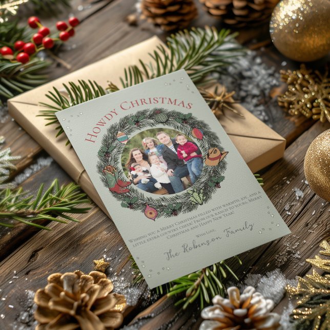 Cartão De Festividades Country Felry Christmas Family Xmas (Country Christmas Card Featuring Hand-Drawn Wreath, Vintage Ornaments, Cowboy Boots, Hat and Holly.)