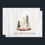 Cartão De Festividades Cozy Winter Wish | País Da Madeira Atacada<br><div class="desc">Cozy Winter Wish | Cartão de Natal para o País de Madeira com tempo - O nosso cartão de feriado apressado apresenta velas brilhantes numa fatia de madeira com pinheiros, sobre um fundo branco de madeira com tempo. Nossa saudação diz " COZY WINTER WISHES", no entanto, todo o texto é...</div>