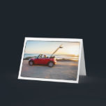 Cartão De Festividades Cumprimento dentro do papai noel que conduz o mini<br><div class="desc">O papai noel bate a praia com seu Mini Cooper e um SUP que não caiba bastante</div>