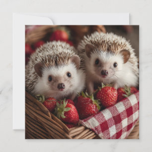 Cartão De Festividades Cute Hedgehogs Peeking de uma Cesta de Morango