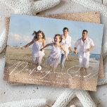 Cartão De Festividades Dashing Through The Sand Beach Coastal Photo<br><div class="desc">Passando Pelo Script De Escrita Manual De Areia, Cartão De Feriado De Dólar De Areia Náutica Costeira. Mais opções de edição de design disponíveis na página de produtos personalizados. A cor de fundo pode ser alterada. Adicione suas próprias fotos e texto. Fácil de personalizar sozinho. Concebido por gordura*fa*estanho. Fácil de...</div>