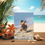 Cartão De Festividades Dashing Through the Sand Beach Dog Paws Holiday Ph<br><div class="desc">Piscando a areia no estilo casual com script manuscrito em cores editáveis,  a cor da pata também é editável; a cor do backer também é opcional. Adicionar texto conforme desejado.</div>