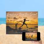 Cartão De Festividades Dashing Through the Sand Beach Family Holiday Phot<br><div class="desc">Empurrando o script Sand in push style,  mova-se e escale sobre sua foto; opção fotográfica e mensagem no verso. As cores de "bater na areia" e de trás são editáveis.</div>