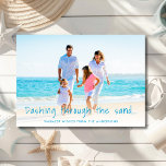 Cartão De Festividades Dashing Through The Sand Beach Photo<br><div class="desc">Este cartão de feriado "Dashing Through the Sand" é uma maneira divertida de desejar à família e aos amigos um Feliz Natal! A frente do cartão mostra sua foto favorita de praia, junto com suas saudações e nomes personalizados. A parte traseira da carta apresenta um padrão de estrelas-do-mar em azul...</div>