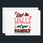 Cartão De Festividades Decore os Corredores Não a Sua Família<br><div class="desc">Este divertido design de Natal traz alegria para sua família e amigos na celebração das festas de fim de ano. Uma peça indispensável para reuniões familiares que criam memórias maravilhosas de Natal e celebram a temporada com risadas</div>