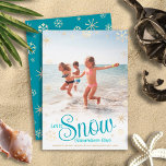 Cartão De Festividades Deixe-A Neve Em Algum Outro Lugar Foto Moderna De<br><div class="desc">"Deixe-o nevar (em outro lugar)." Uma citação divertida e humorística, com uma tipografia turquesa divertida e caprichosa, falso falso floco de neve de folha de ouro, e sua mensagem pessoal/nome/ano sobrepõem a foto de sua escolha. Um padrão falso de floco de neve dourado sobrepõe azul turquesa no verso. Usher na...</div>