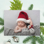 Cartão De Festividades Delicar Cheio de Neve Foto para Bebê Nascido<br><div class="desc">Celebre o primeiro Natal do bebê com este anúncio elegante de natalidade de na moda e feriado com uma delicada fronteira de neve, o nome da criança na escrita e as estatísticas de natalidade abaixo. Há um gradiente fraco para realçar o texto em direção à parte inferior. Você pode removê-lo...</div>