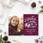 Cartão De Festividades Desejos mais quentes Foto de Natal Vintage Burgund<br><div class="desc">A saudação de Cartões de foto de Natal ao estilo Vintage apresenta um design de texto de roteiro branco "Desejos mais quentes" com um par de luvas de inverno aconchegantes e padrão de inverno de estrelas e flocos de neve. Personalize com sua foto e texto personalizado. Esquema de cor vermelho,...</div>