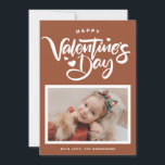 Cartão De Festividades Dia de os namorados de Fotografia de Terracotta Ca<br><div class="desc">Feliz dia de os namorados! Apresenta caligrafia moderna com sotaques cardíacos. Personalize adicionando seus próprios detalhes. Este cartão de Dia de os namorados terraço com letra de mão está disponível em outros estoques de cartolina.</div>