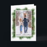 Cartão De Festividades Dobra de Fotografia da Família de Quadros de Pinho<br><div class="desc">Quadro de Pine Verde Elegante moderno com Pine Verde com Pine Cones Foto da Família Feliz Natal Folheto</div>