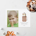 Cartão De Festividades Docinho de Chocolate Snowman Milkshake<br><div class="desc">Ilustração do batimento de mason jar com chocolate misturado com borrachas,  pedaços de chocolate,  fudge quente,  caramelo,  biscoito de Natal em floco de neve e boneco de neve marshmallow. O texto diz: "Desejando-lhe uma doce temporada de férias" Personalize o nome,  o ano e a foto.</div>
