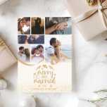 Cartão De Festividades Dourada Feliz de brilho e Foto casada 7<br><div class="desc">Celebre seu primeiro Natal como um casal casado com este luxo cartão de férias de 7 fotos. A design apresenta uma queda dourada, uma caligrafia elegante e uma espiral divertida de fita—perfeita para mostrar suas memórias de casamento de uma forma festiva. Personalize com seus nomes, ano e fotos para criar...</div>