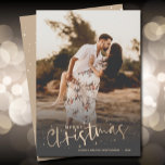Cartão De Festividades Dourada Foto de Natal Feliz<br><div class="desc">Comemore os feriados com este simples cartão de Natal com MERRY CHRISTMAS e seus nomes em caracteres quicos. Basta carregar sua foto favorita da família e adicionar sua personalização familiar. *ALTERE A COR na parte traseira da placa para corresponder à sua foto. Cartão HORIZONTAL feito para você em nossa loja....</div>