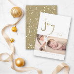 Cartão De Festividades Dourada Joy Cute Baby Primeira Foto de Natal<br><div class="desc">Concebido por gordura*fa*estanho. Fácil de personalizar com seu próprio texto,  foto ou imagem. Para pedidos personalizados,  entre em contato direto com o . Aplicam-se taxas personalizadas. www.zazzle.com/fat_fa_tin www.zazzle.com/color_therapy www.zazzle.com/fatfatin_blue_knot www.zazzle.com/fatfatin_red_knot www.zazzle.com/fatfatin_mini_me www.zazzle.com/fatfatin_design www.zazzle.com/fatfatin_ink</div>