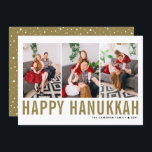 Cartão De Festividades Dourada Tipografia Foto Collage Happy Hanukkah<br><div class="desc">Feliz Hanukkah! Placa plana personalizável de colagem de fotos do Hanukkah,  apresentando um padrão ouro simples de tipografia e neve. Personalize adicionando três fotos,  nomes,  ano e outros detalhes. Esta placa simples moderna de Hanukkah está disponível em outras cores e estoque de papelão.</div>