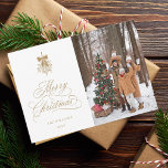 Cartão De Festividades Dourado Holly Berry Buquê Foto de Natal Flat<br><div class="desc">Esta carta chata de Natal apresenta uma elegante e romântica inscrição caligráfica irônica com um buquê de fruta de inverno e um padrão de árvore de Natal no verso. Para uma personalização mais avançada deste design,  clique no BOTÃO FERRAMENTA DESIGN AZUL acima!</div>