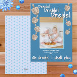 Cartão De Festividades Dreidel Rustic Oak Blue Foto Celebra Hanukkah<br><div class="desc">Cartas personalizadas de Chanucá são uma maneira adorável de se conectar com amigos e familiares durante o Festival das Luzes. Este design bonitinho mostra sua foto com uma sombra de azul-céu sobre um fundo de azul-escuro médio e rico. Sete pequenas imagens de sonhos de textura de madeira de carvalho giram...</div>