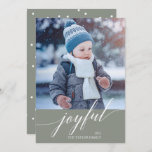 Cartão De Festividades Elegant Sage Calliographic Joyful Photo<br><div class="desc">Este elegante cartão com fotos caligrafia alegre é o perfeito cartão com fotos simples. A design apresenta um cartão com fotos moderno decorado com tipografia romântica e caprichosa e um suporte bolinhas. Personalize o cartão com seu nome de família e ano.</div>