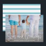 Cartão De Festividades Elegant Seas and Saudações Beach Photo Christmas<br><div class="desc">Mande o festival de animação com este cartão de Natal náutico, com tema plano, com um simples design com as palavras "Seas and Saudações" num elegante e fino roteiro branco, juntamente com a sua mensagem sobre a sua foto de férias de praia horizontal favorita. O fundo tem listras aqua e...</div>