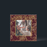 Cartão De Festividades Elegante Alegre e Brilhante Foto Vermelho Dourado<br><div class="desc">Elegante vintage vermelho com tipografia Alegre e Brilhante em padrão de brocado dourado.  Um belo design de brocado desgastado com sua foto favorita no centro.  Personalize com sua mensagem e nome no verso.  O cartão de Natal perfeito.</div>