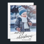 Cartão De Festividades Elegante Ano da Caligrafia Negra Em Revisão Foto<br><div class="desc">Este elegante ano de caligrafia negra no cartão de fotos de feriado é a simples saudação de Natal perfeita. A design neutra apresenta um cartão de feriado minimalista decorado com tipografia romântica e caprichosa. Personalize o cartão com seu nome de família, nome próprio e ano. Inclua um ano na revisão...</div>