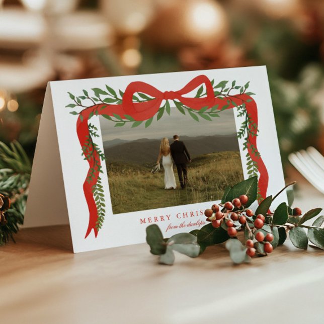 Cartão De Festividades Elegante Arco Vermelho com Greenery Foto Natal (Elegant red ribbon with bow and greenery folded photo Christmas holiday cards. )