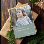 Cartão De Festividades Elegante Feliz Natal | Cinza Verde Fotografia<br><div class="desc">Cartão com fotos simples, na moda, elegante e dobrado de férias com a moderna e mínima tipografia, que cita "alegria de férias e feliz ano novo" em branco, num fundo verde cinza de floresta. O nome, o ano e a saudação podem ser facilmente personalizados para um toque pessoal. Um cartão...</div>