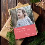 Cartão De Festividades Elegante Feliz Natal | Framboesa Vermelha Foto<br><div class="desc">Cartão com fotos simples, na moda, elegante e dobrado de férias, com a moderna e mínima tipografia, a citação de "alegria de férias e feliz ano novo", em branco, num fundo vermelho de framboesa. O nome, o ano e a saudação podem ser facilmente personalizados para um toque pessoal. Um cartão...</div>