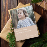 Cartão De Festividades Elegante Feliz Natal | Taupe Clay Photo Chic<br><div class="desc">Cartão com fotos simples, na moda, elegante e dobrado de férias, com a moderna e mínima tipografia, a citação de "alegria de férias e feliz ano novo", em branco, sobre um fundo castanho bege. O nome, o ano e a saudação podem ser facilmente personalizados para um toque pessoal. Um cartão...</div>