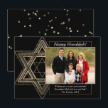 Cartão De Festividades Elegante Hanukkah, Dourada Estrela Moderna de Davi<br><div class="desc">Bar clássico mínimo de ouro/Bat Mitzvah e Estrela moderna de Hanukkah de David contra um fundo sólido cria um design elegante e sofisticado. Para obter outros produtos de coordenação ou correspondência,  visite justFharryn em Zazzle.com ou entre em contato com o designer,  c/o Fharryn@yahoo.com Todos os direitos reservados. #zazzlemade #christmasdecor</div>