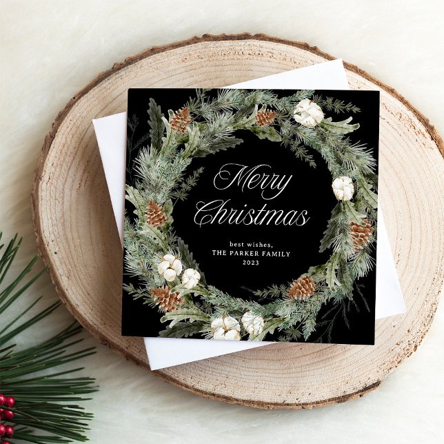 Cartão De Festividades Elegante Pine Wreath e Greenery | Feliz Natal (An elegant, dark black holiday card with a traditional Christmas wreath and modern calligraphy)