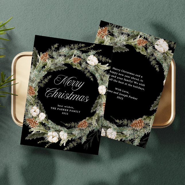 Cartão De Festividades Elegante Pine Wreath e Greenery | Feliz Natal (An elegant, dark holiday card with a classic Christmas wreath and a black background)