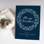 Cartão De Festividades Elegante Snowflake Wreath Marinho Não Foto<br><div class="desc">Cartão de Natal elegante com "Feliz Natal" exibido em um roteiro de caligrafia branco e ousado cercado por uma coroa de flocos de neve brancos e galhos de pinheiros em um fundo de marinho. Personalize a frente do cartão de feriado que não seja fotográfico adicionando seu nome e o ano....</div>