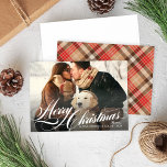 Cartão De Festividades Elegante Tan Tartan Xadrez Feliz Foto de Natal<br><div class="desc">O cartão com fotos de Férias apresenta um design de sobreposição "Feliz Natal" em um belo texto de script branco com texto personalizado que pode ser personalizado com o(s) seu(s) nome(s), o ano e uma foto de estilo paisagem favorita. Um padrão sofisticado de xadrez bege, bronzeado, vermelho e tartã marrom...</div>