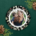 Cartão De Festividades Elegante Winter Greenery Wreath 1 Photo Round<br><div class="desc">DESIGN TIP: Dependendo do comprimento do seu nome, talvez seja necessário ajustar ligeiramente a curvatura do tipo. Você pode fazer isso na ferramenta design. Este elegante e festivo cartão com fotos de férias apresenta uma bela camada de aquarela de holly, eucalipto e bagas sobre um fundo preto chico. A forma...</div>