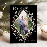 Cartão De Festividades Elegante Winter Watercolor Greenery Black Foto<br><div class="desc">Este elegante e festivo cartão com fotos de feriado apresenta uma bela coloração aquática, uma estrutura geométrica de holly, eucalipto e bagas sobre um fundo preto chico. A saudação editável na frente diz "JOY". A parte traseira da placa é um padrão de folhagem que pode ser removido se desejado. Você...</div>
