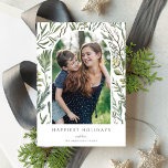 Cartão De Festividades Elegante Winter Watercolor Greenery Foto Botânica<br><div class="desc">Este elegante e clássico cartão com fotos de feriado apresenta um belo fundo de galhos de pinheiro com aquarela, eucalipto e bagas sobre um fundo branco. A foto cortada é arquivada. A saudação editável na frente diz "Feriados Mais Felizes". A parte traseira da placa é um padrão de folhagem que...</div>