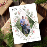 Cartão De Festividades Elegante Winter Watercolor Greenery White Photo<br><div class="desc">Este elegante e festivo cartão com fotos de feriado apresenta uma bela coloração aquática, uma estrutura geométrica de holly, eucalipto e bagas sobre um clássico fundo branco. A saudação editável na frente diz "JOY". A parte de trás do cartão é uma cor vermelha festiva. Você também pode adicionar outra foto...</div>