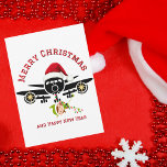 Cartão De Festividades Engraçado Elf, pulando no avião, Foto de Natal<br><div class="desc">Engraçado Elf bonitinho pulando no avião, Ornamento de Fotos de Natal. Design apresenta uma ilustração minimalista de um grande avião coberto com um chapéu vermelho de Papai Noel. Um Elf fofo é visto pulando do avião pendurado em uma corda de luzes de Natal. A parte de trás do cartão tem...</div>
