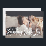 Cartão De Festividades Enviando nossa mão de amor - Dia de os namorados I<br><div class="desc">Um cartão plano moderno e caprichoso "enviando nosso amor" com Dia de os namorados fotográfico,  com uma cobertura manuscrita de texto "enviando nosso amor" com padrão de coração. O cartão perfeito para Dia de os namorados,  feriados e como cartões de agradecimentos.</div>