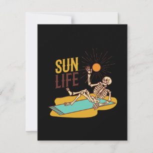 Cartão De Festividades Esqueleto Solar Relaxando ao Sol em um