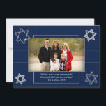 Cartão De Festividades Estrela Azul de Prata Moderna de Hanukkah de David<br><div class="desc">Bar de prata/Bat Mitzvah e Estrela moderna de Hanukkah,  minimamente clássico,  contra um fundo sólido,  criam um design elegante e sofisticado. Para obter outros produtos de coordenação ou correspondência,  visite justFharryn em Zazzle.com ou entre em contato com o designer,  c/o Fharryn@yahoo.com Todos os direitos reservados. #zazzlemade #christmasdecor</div>